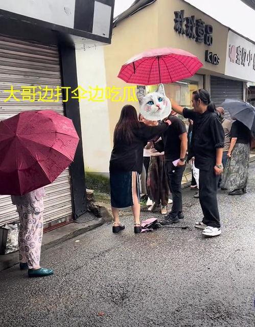 撑伞吃瓜,撑伞吃瓜，享受清凉一夏